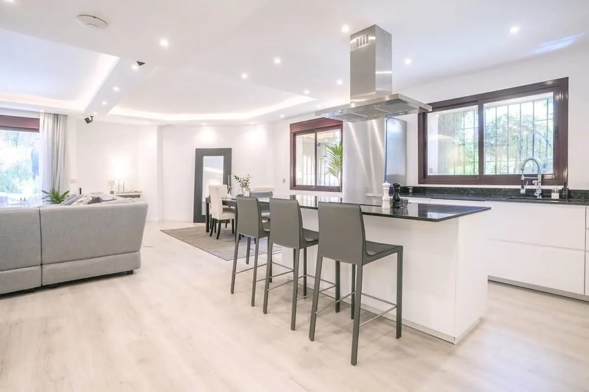 4 Bedroom Semi-Detached House for Sale in The Golden Mile, Málaga - Image 4