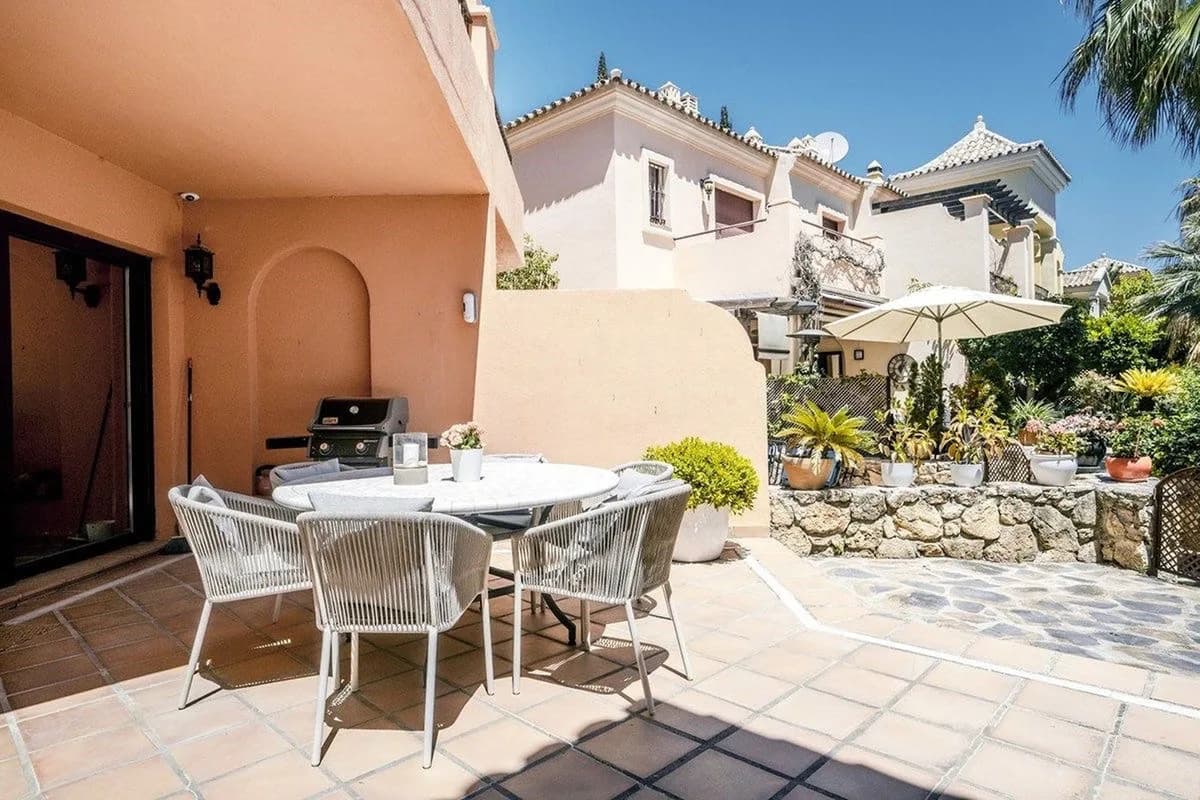 4 Bedroom Semi-Detached House for Sale in The Golden Mile, Málaga - Image 6