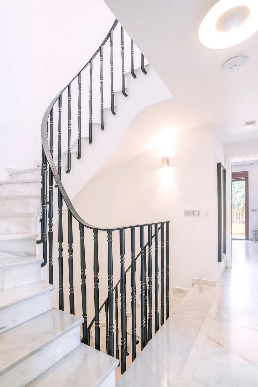 4 Bedroom Semi-Detached House for Sale in The Golden Mile, Málaga - Image 7