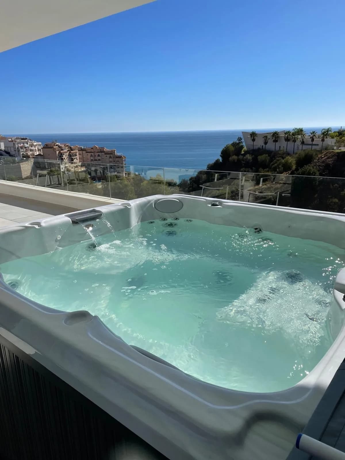 3 Bedroom Middle Floor Apartment for Sale in Benalmadena Costa, Málaga - Image 2