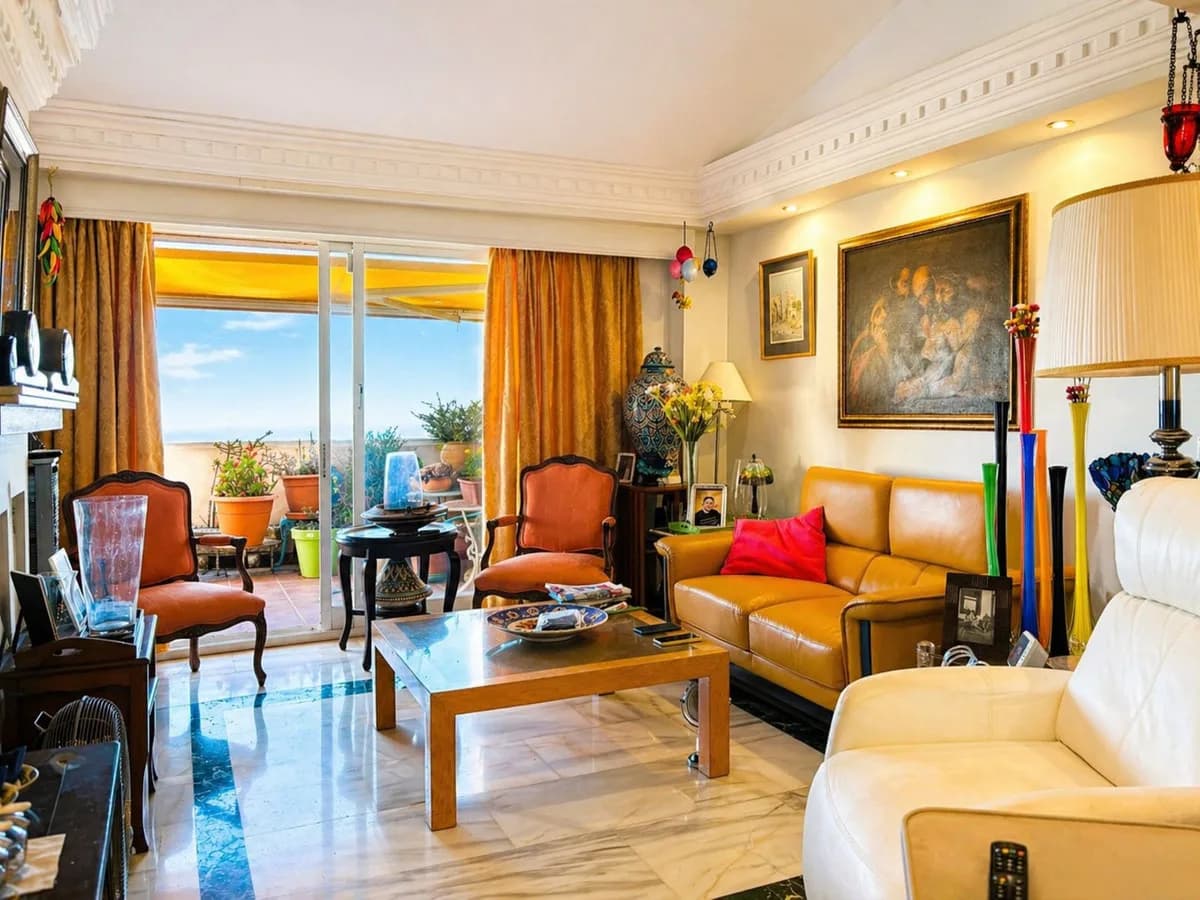 2 Bedroom Middle Floor Apartment for Sale in Calahonda, Málaga - Image 2