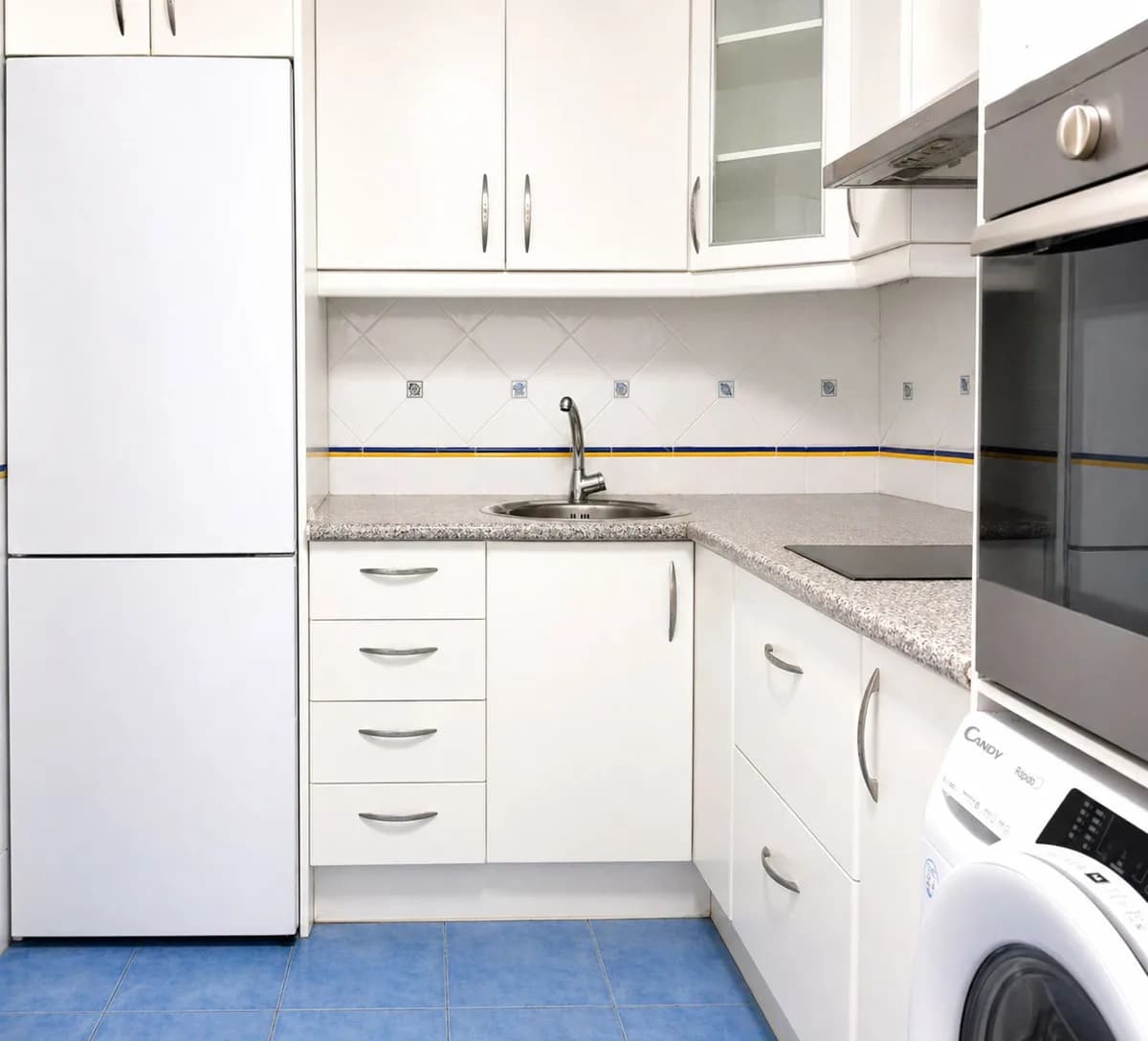 2 Bedroom Middle Floor Apartment for Sale in Calahonda, Málaga - Image 5