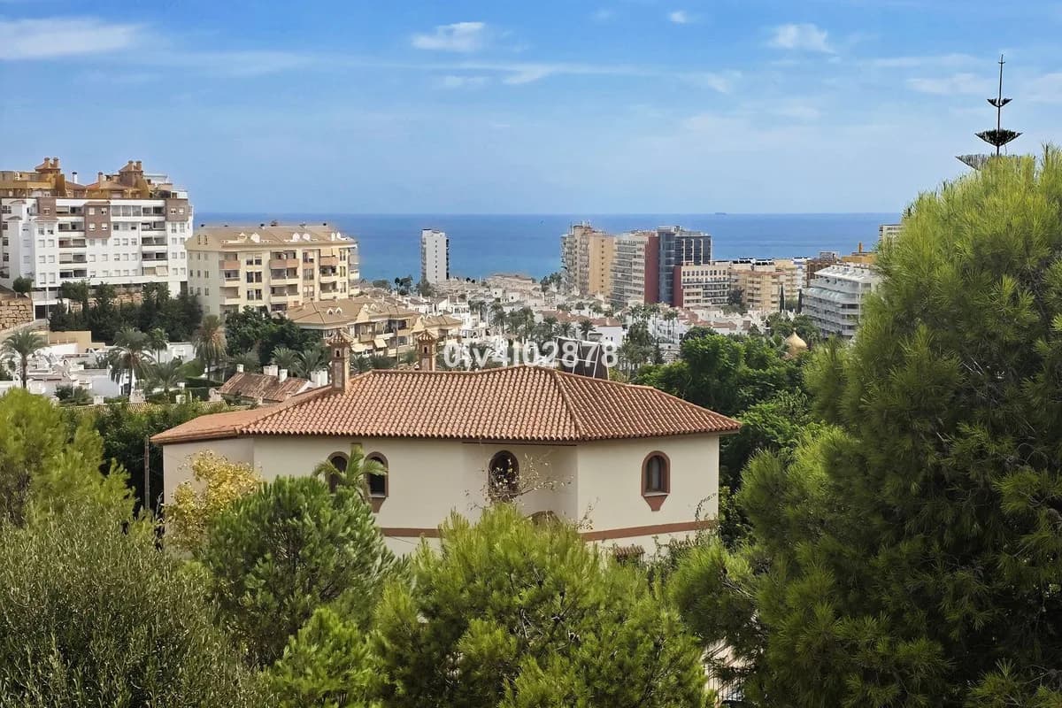 6 Bedroom Detached Villa for Sale in Benalmadena Costa, Málaga - Image 2