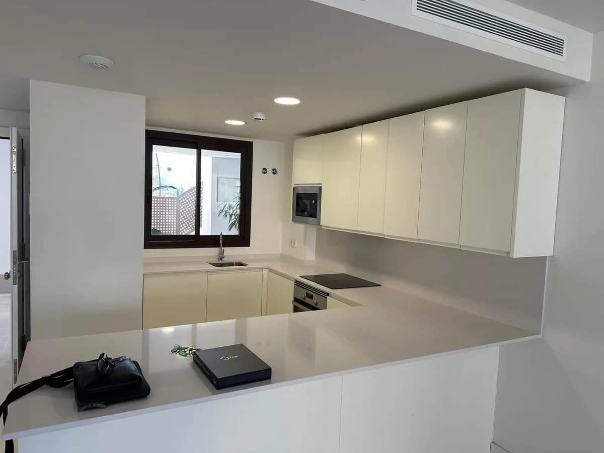 2 Bedroom Ground Floor Apartment for Sale in Benalmadena Costa, Málaga - Image 2