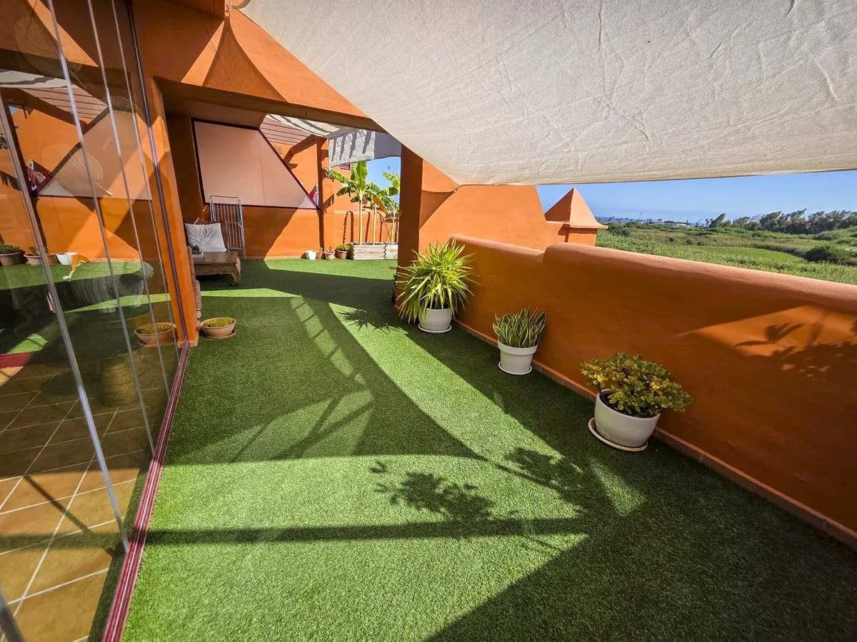 3 Bedroom Middle Floor Apartment for Sale in La Duquesa, Málaga - Image 2