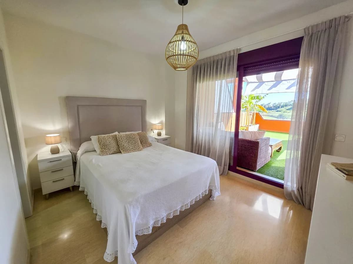 3 Bedroom Middle Floor Apartment for Sale in La Duquesa, Málaga - Image 6
