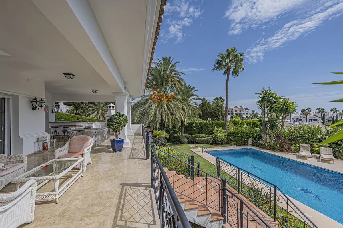 4 Bedroom Detached Villa for Sale in El Paraiso, Málaga - Image 8