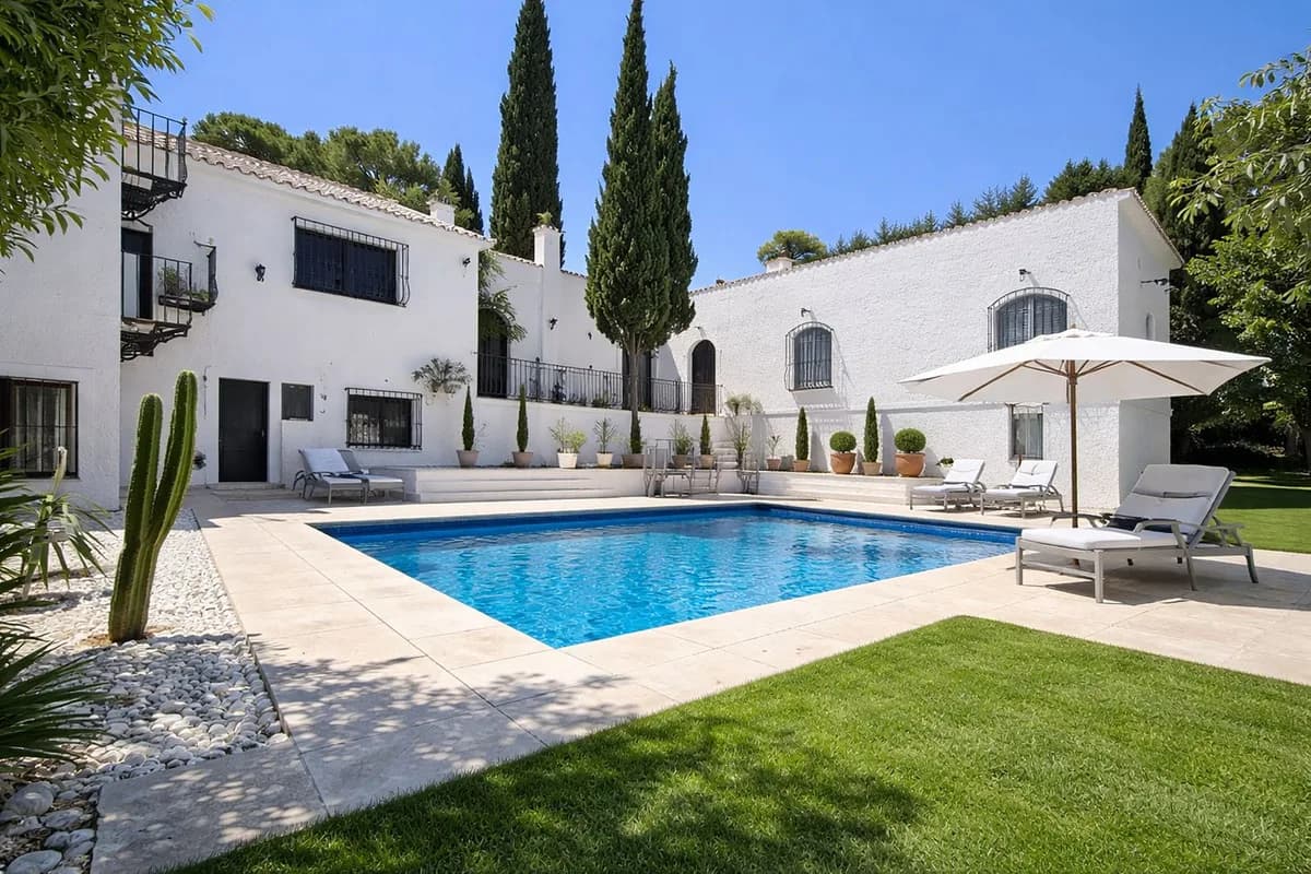 7 Bedroom Detached Villa for Sale in Calahonda, Málaga