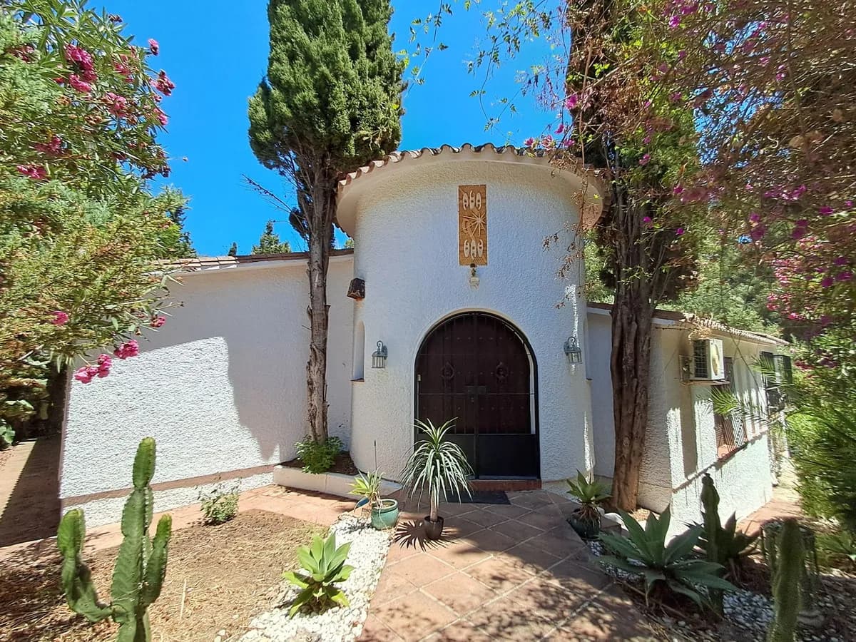 7 Bedroom Detached Villa for Sale in Calahonda, Málaga - Image 9