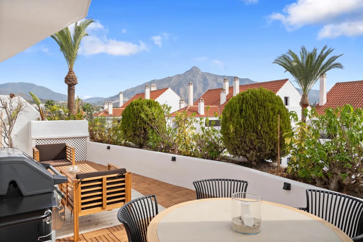 4 Bedroom Middle Floor Apartment for Sale in Nueva Andalucía, Málaga