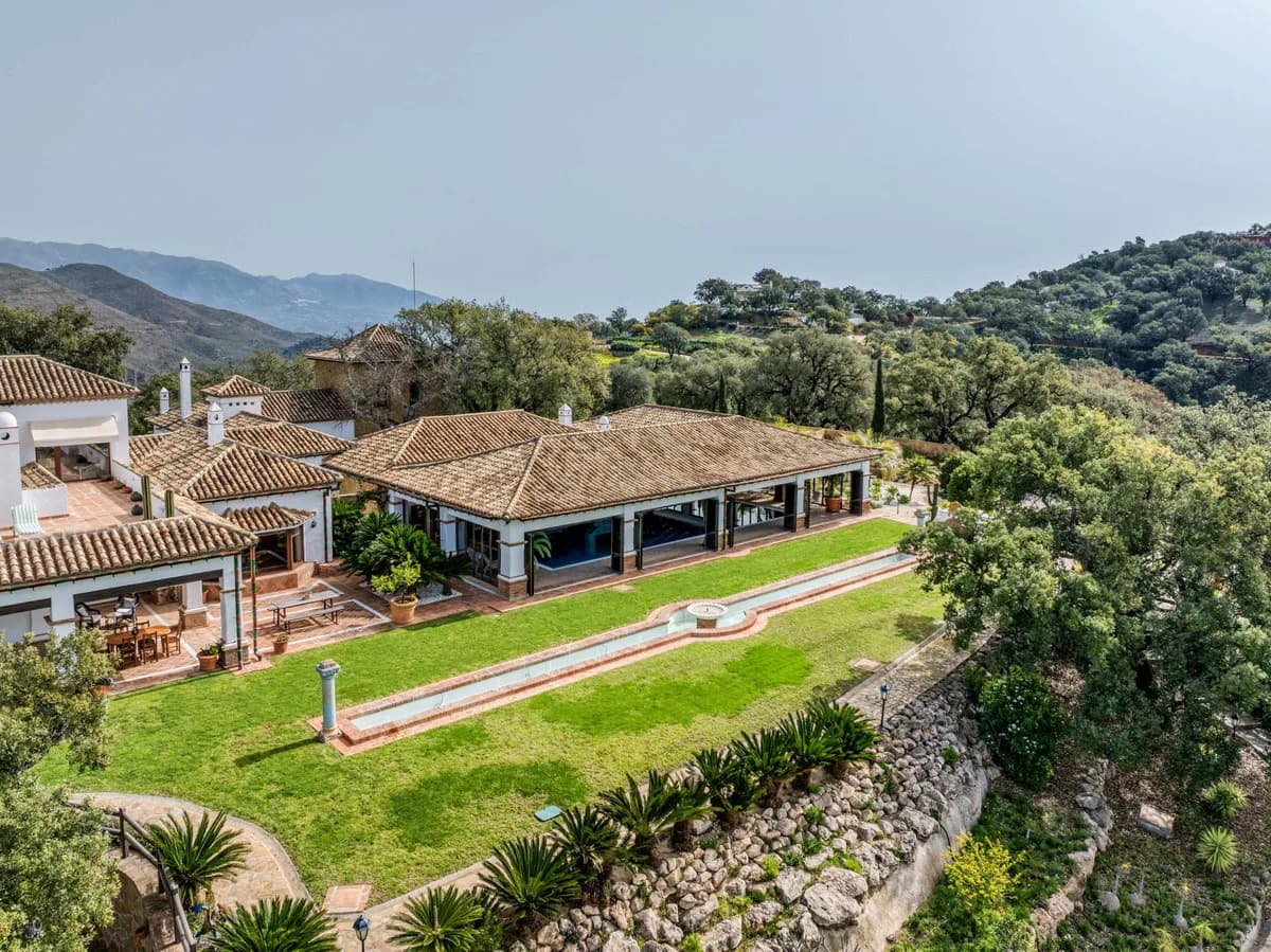 7 Bedroom Detached Villa for Sale in La Mairena, Málaga