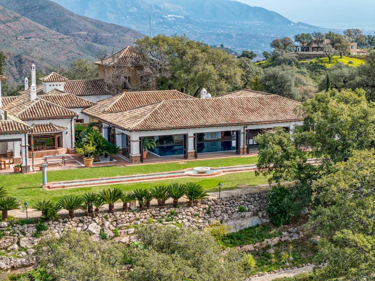 7 Bedroom Detached Villa for Sale in La Mairena, Málaga - Image 3