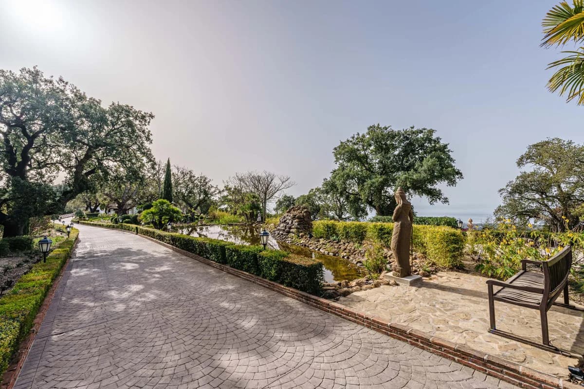 7 Bedroom Detached Villa for Sale in La Mairena, Málaga - Image 4