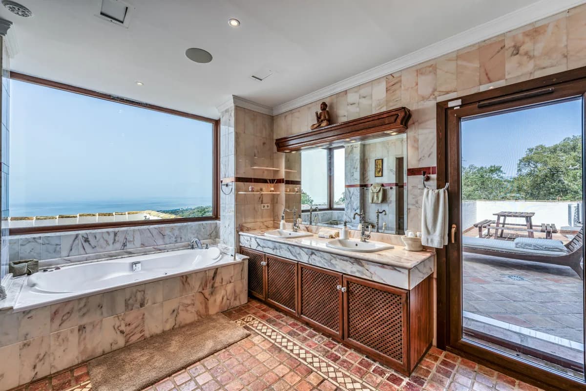 7 Bedroom Detached Villa for Sale in La Mairena, Málaga - Image 5