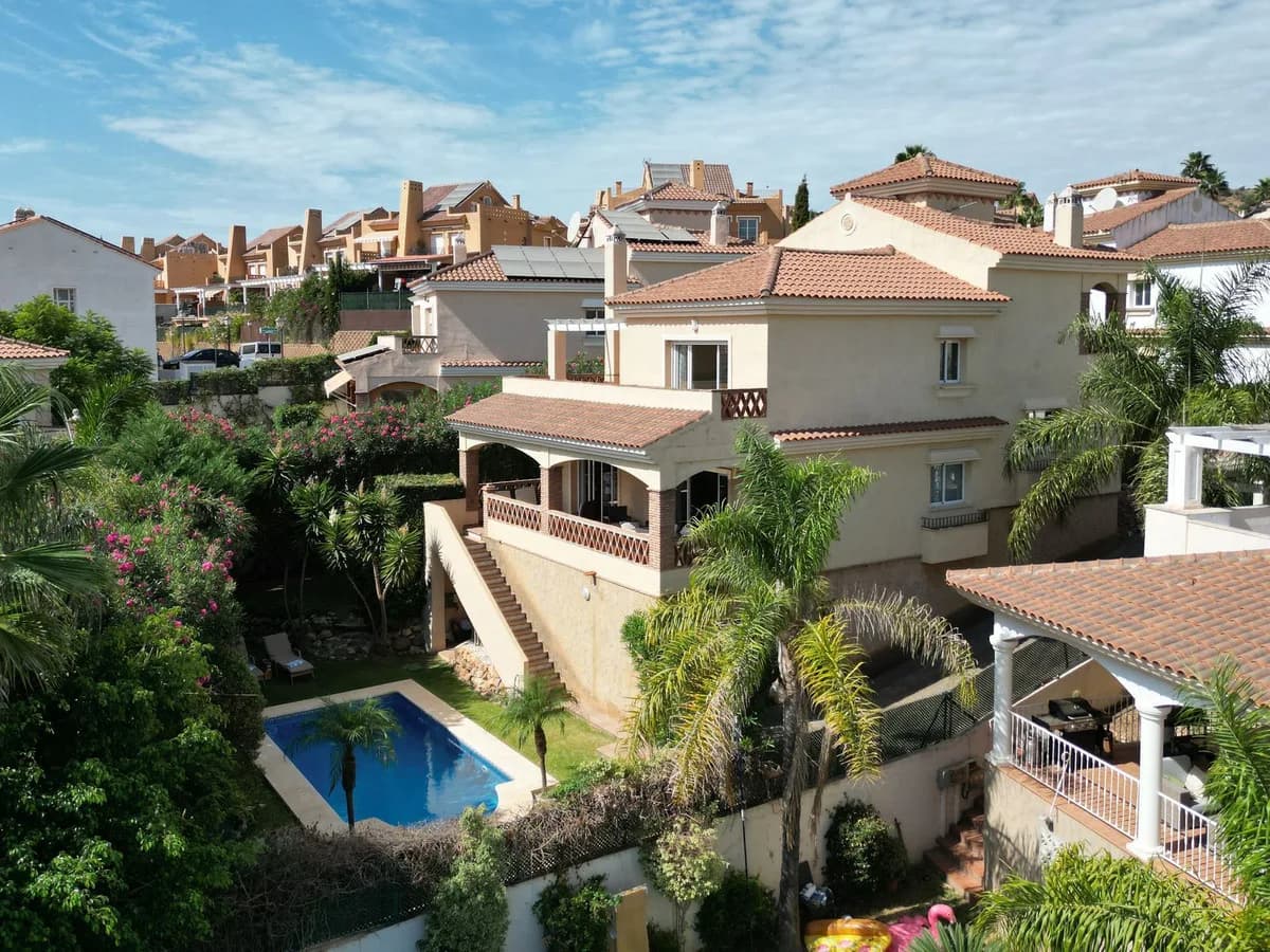 4 Bedroom Detached Villa for Sale in Riviera del Sol, Málaga - Image 3