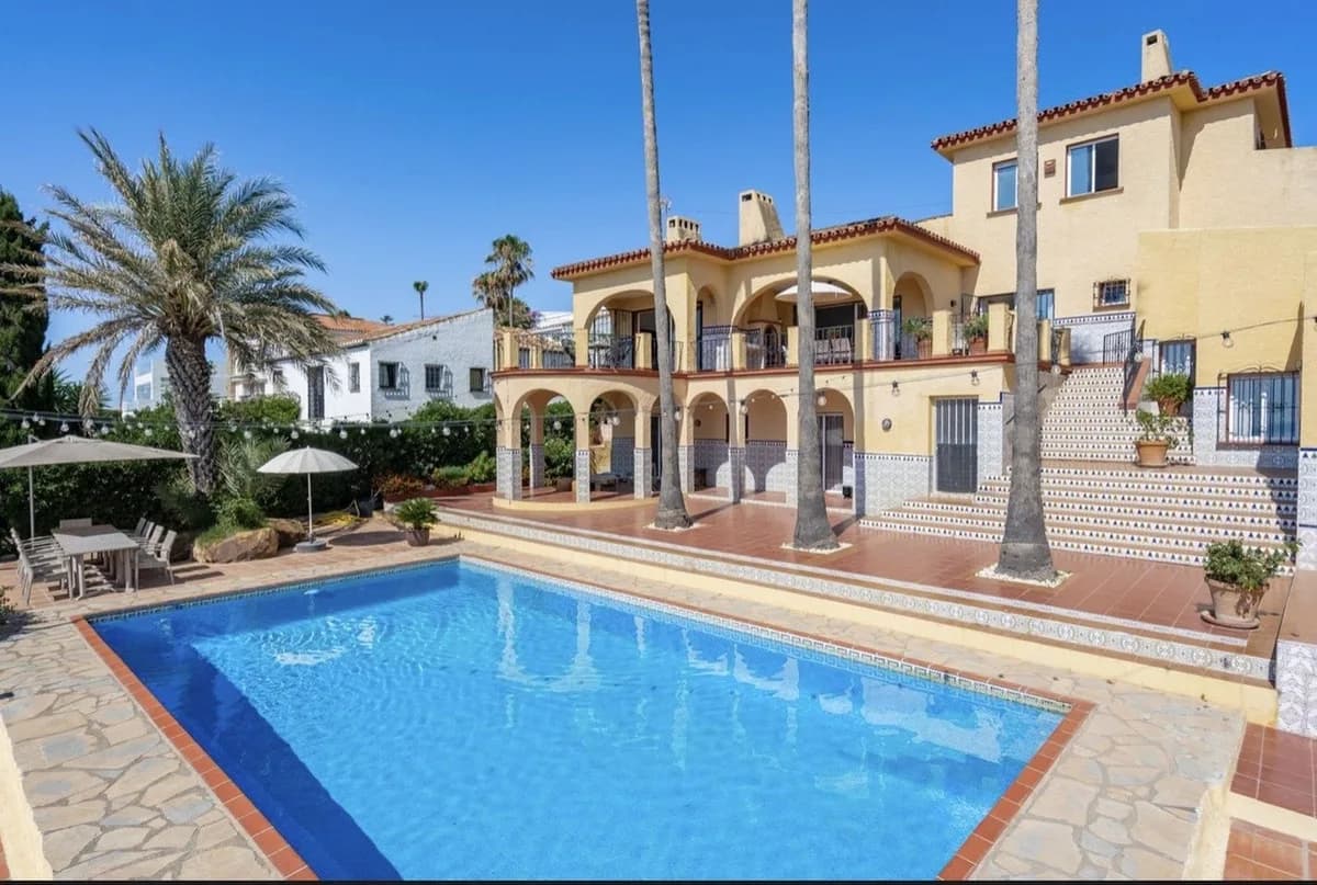 7 Bedroom Detached Villa for Sale in Estepona, Málaga