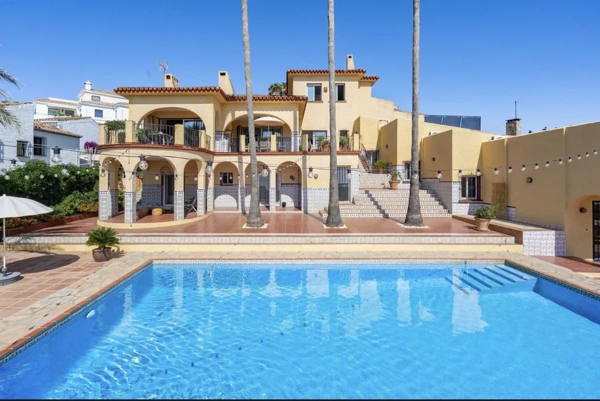 7 Bedroom Detached Villa for Sale in Estepona, Málaga - Image 2