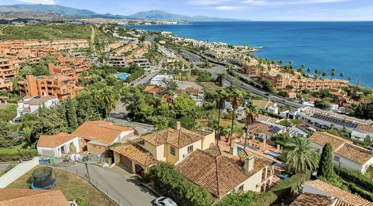 7 Bedroom Detached Villa for Sale in Estepona, Málaga - Image 9