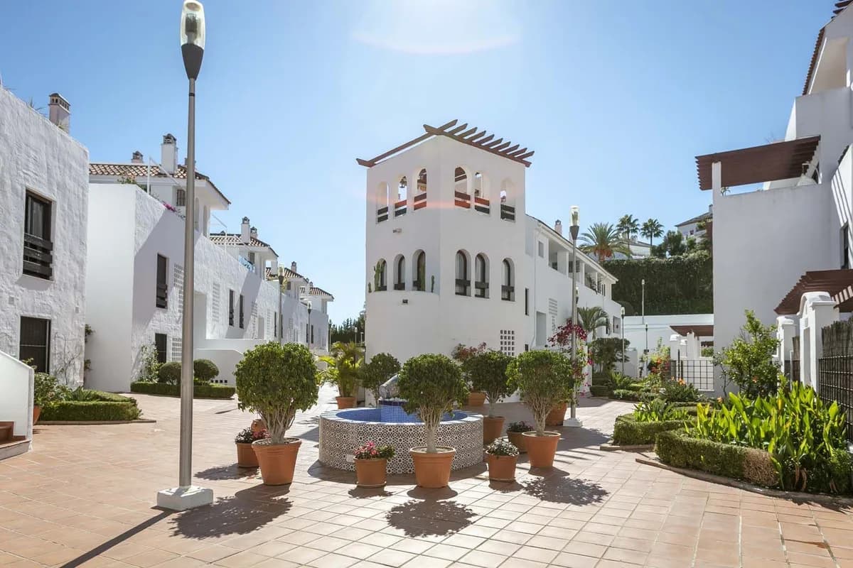 1 Bedroom Ground Floor Apartment for Sale in Nueva Andalucía, Málaga - Image 7