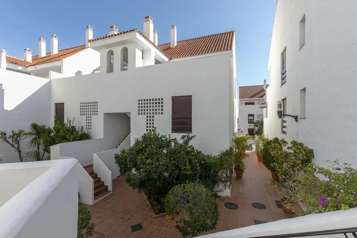 1 Bedroom Ground Floor Apartment for Sale in Nueva Andalucía, Málaga - Image 9