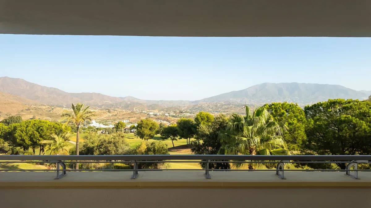 3 Bedroom Middle Floor Apartment for Sale in La Cala Golf, Málaga - Image 4