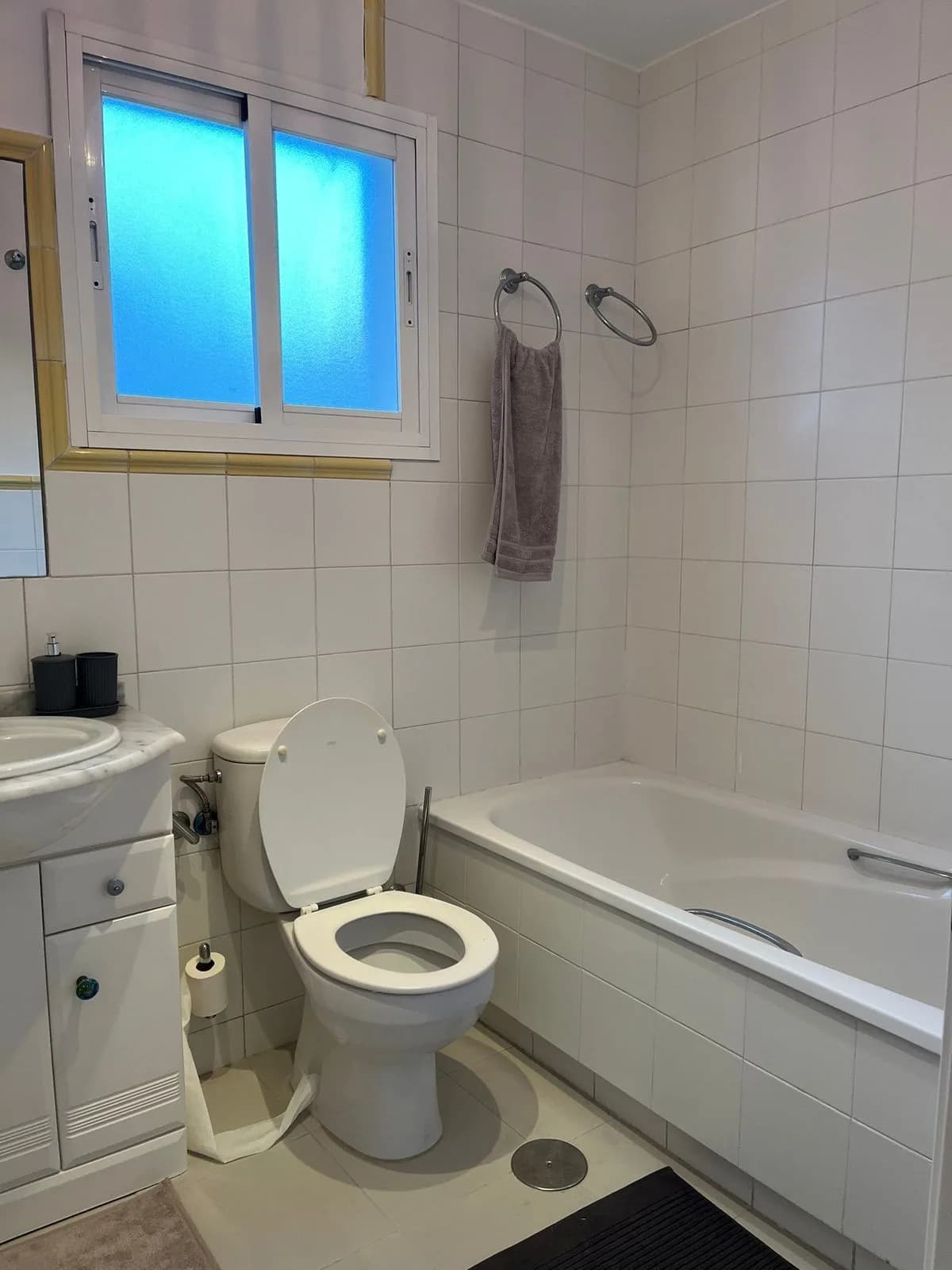3 Bedroom Middle Floor Apartment for Sale in Guadalmina Baja, Málaga - Image 9