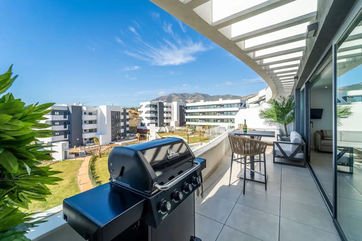2 Bedroom Top Floor Apartment for Sale in Fuengirola, Málaga - Image 3