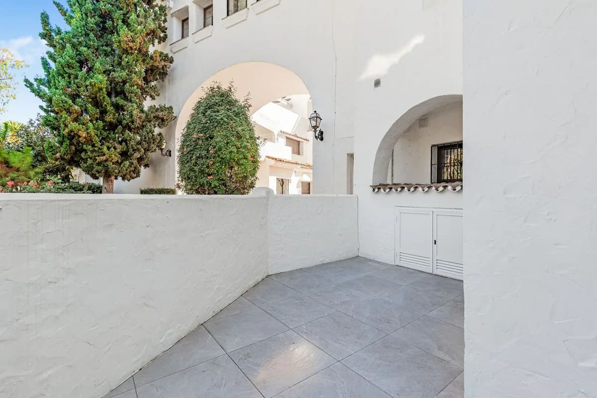 4 Bedroom Ground Floor Apartment for Sale in Puerto Banús, Málaga - Image 4