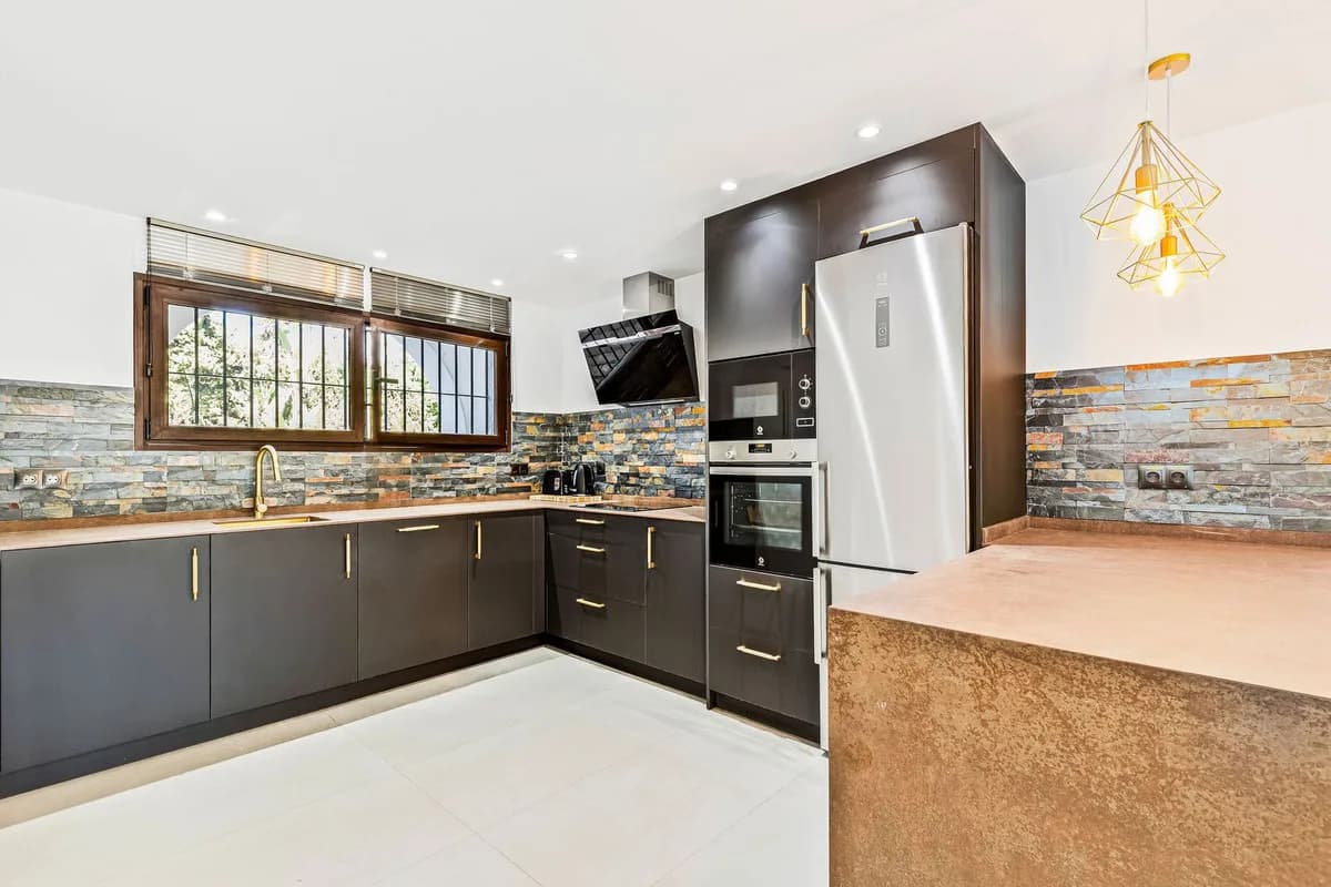 4 Bedroom Ground Floor Apartment for Sale in Puerto Banús, Málaga - Image 7