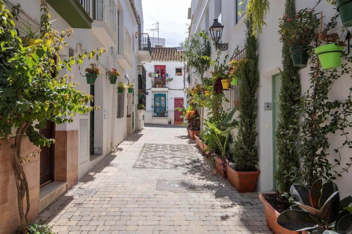 4 Bedroom Detached Villa for Sale in Estepona, Málaga - Image 3