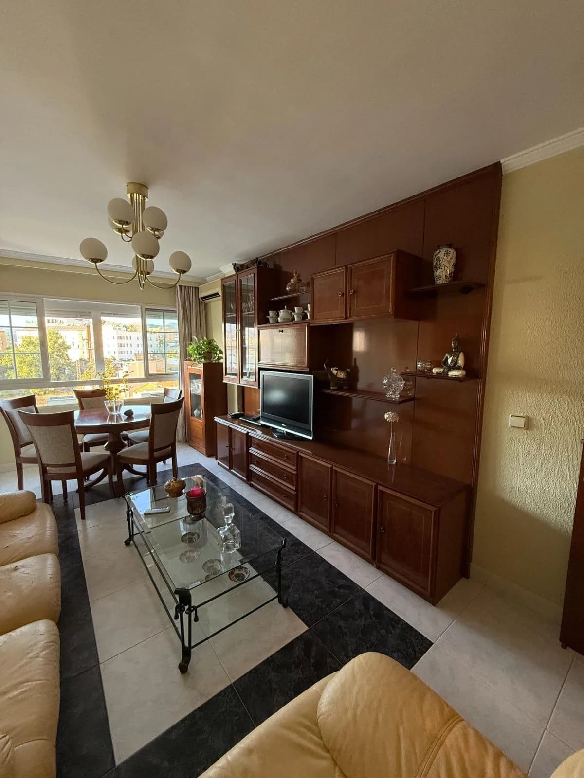 3 Bedroom Middle Floor Apartment for Sale in Capuchinos, Málaga - Image 4