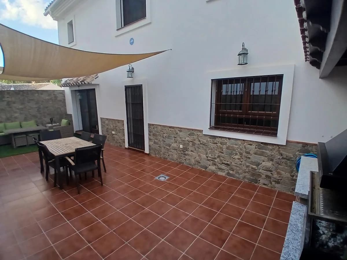 4 Bedroom Detached Villa for Sale in Los Pacos, Málaga - Image 2