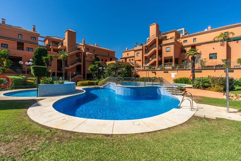3 Bedroom Middle Floor Apartment for Sale in Elviria, Málaga