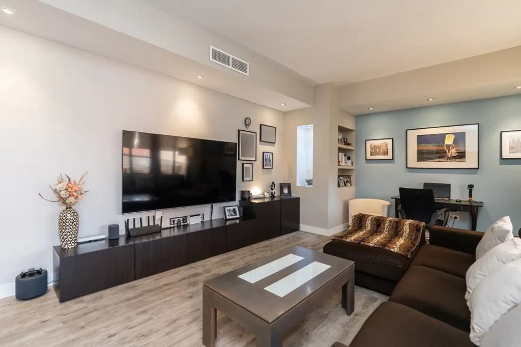 3 Bedroom Middle Floor Apartment for Sale in Elviria, Málaga - Image 7