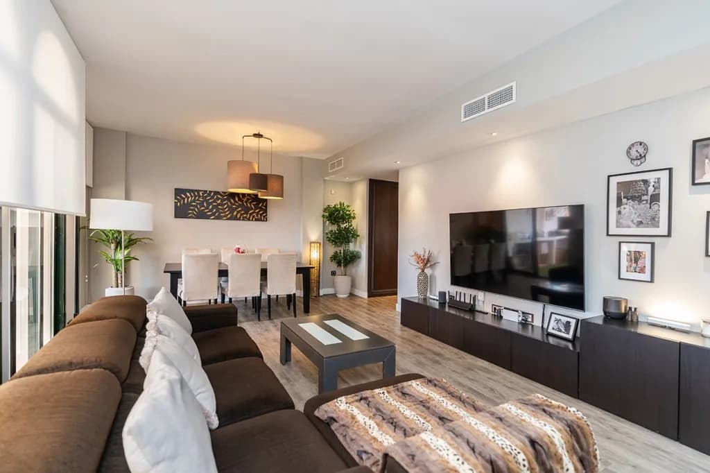 3 Bedroom Middle Floor Apartment for Sale in Elviria, Málaga - Image 8