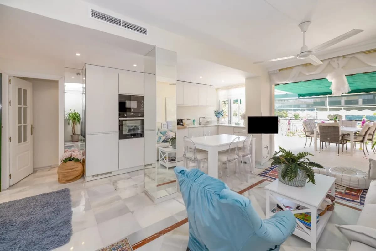 2 Bedroom Middle Floor Apartment for Sale in Nueva Andalucía, Málaga - Image 3