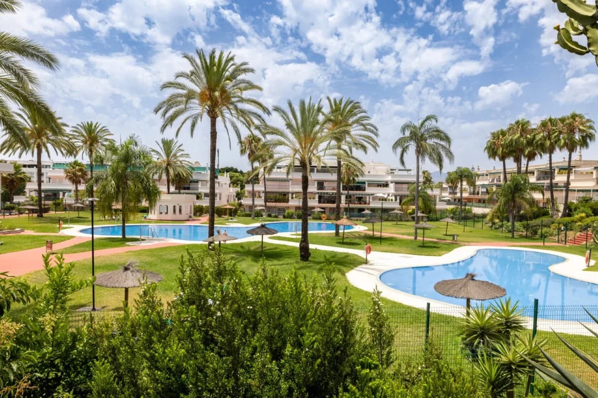 2 Bedroom Middle Floor Apartment for Sale in Nueva Andalucía, Málaga - Image 6