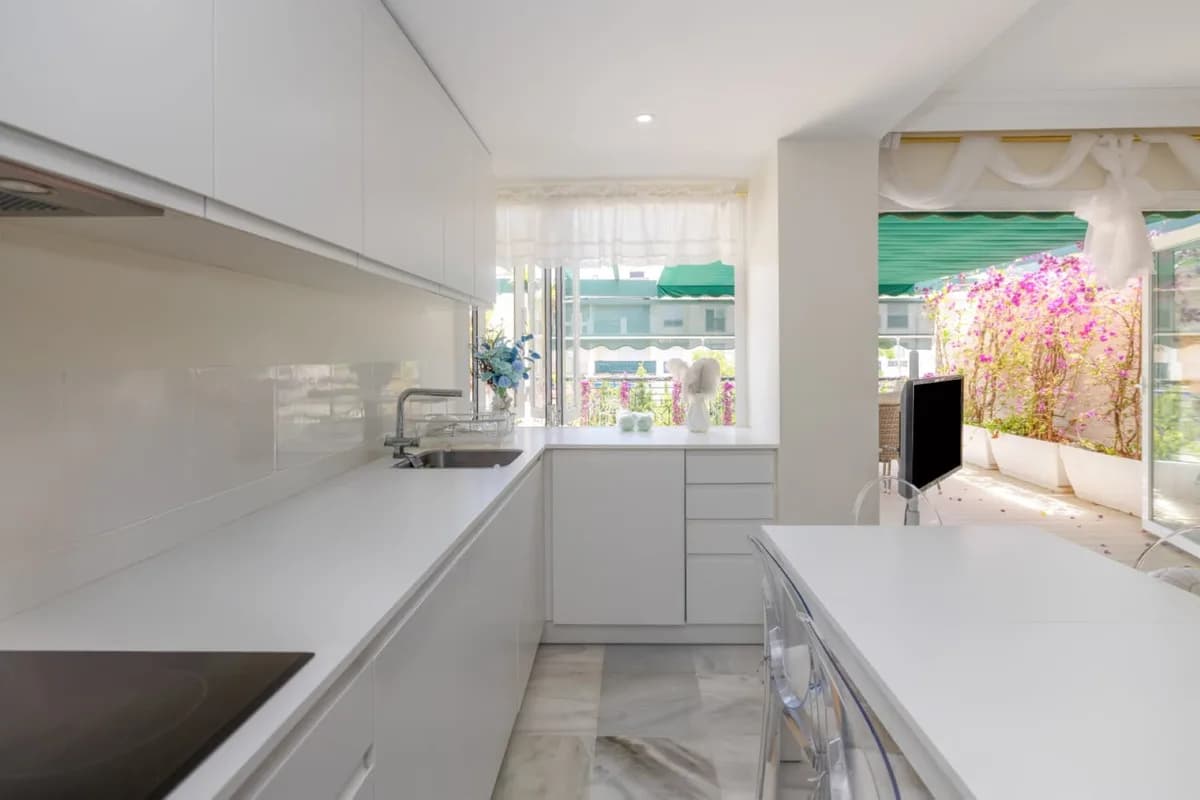 2 Bedroom Middle Floor Apartment for Sale in Nueva Andalucía, Málaga - Image 8