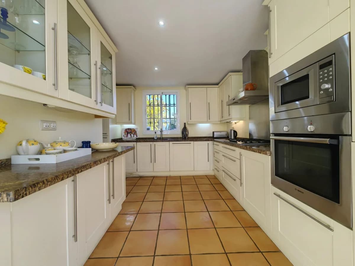 3 Bedroom Detached Villa for Sale in Estepona, Málaga - Image 4