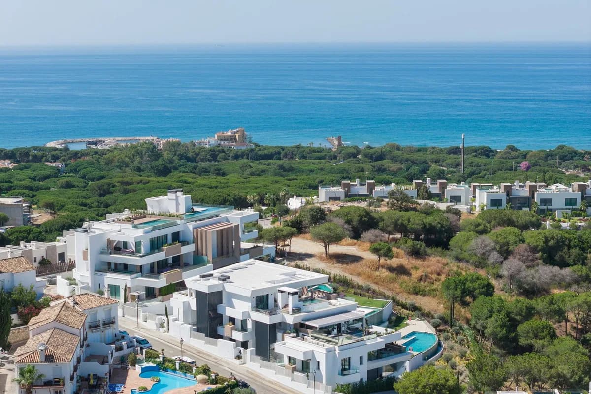 3 Bedroom Ground Floor Apartment for Sale in Cabopino, Málaga - Image 2
