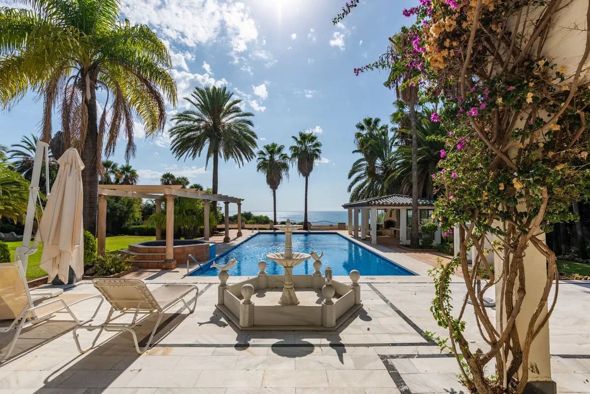 4 Bedroom Detached Villa for Sale in Estepona, Málaga