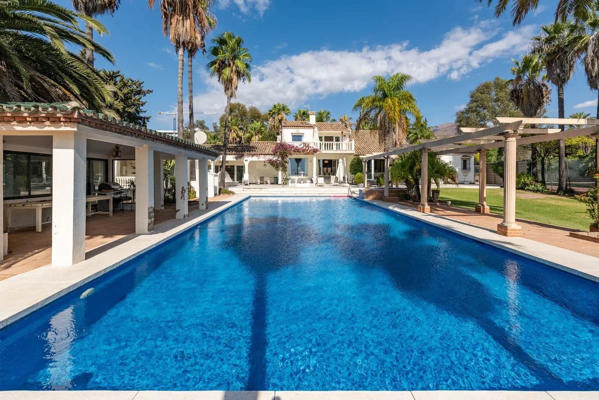 4 Bedroom Detached Villa for Sale in Estepona, Málaga - Image 2