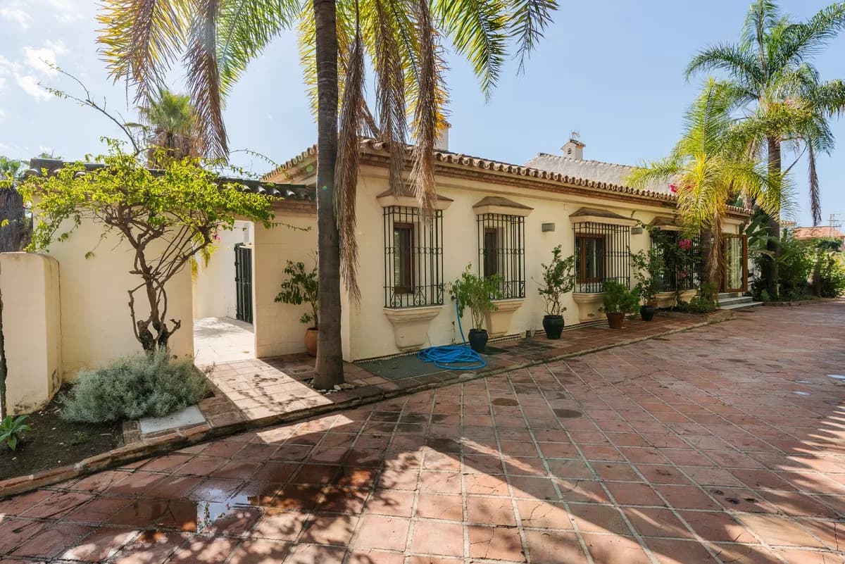 4 Bedroom Detached Villa for Sale in Estepona, Málaga - Image 3
