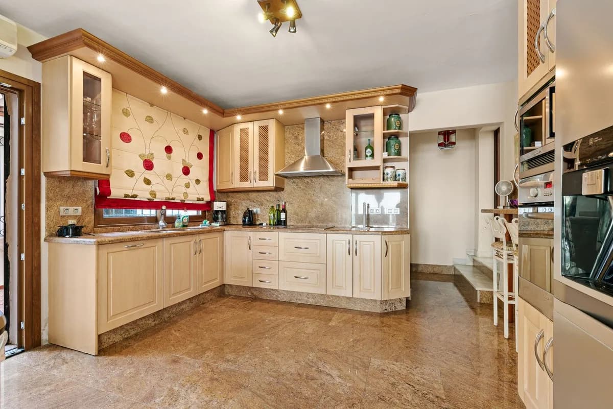 4 Bedroom Detached Villa for Sale in Estepona, Málaga - Image 7
