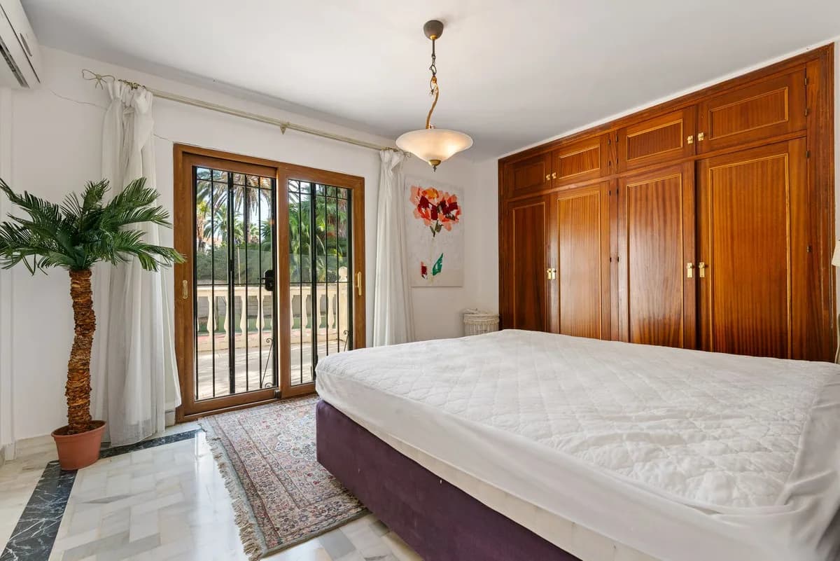 4 Bedroom Detached Villa for Sale in Estepona, Málaga - Image 9