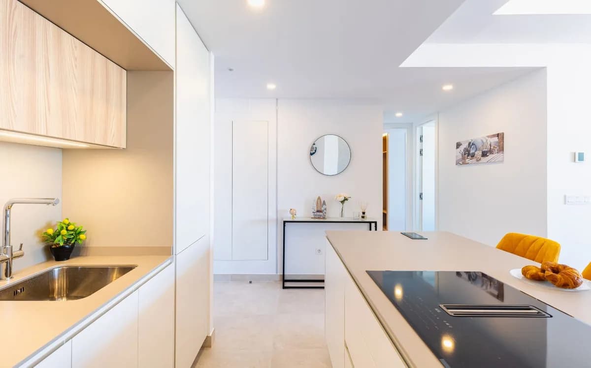 2 Bedroom Middle Floor Apartment for Sale in Fuengirola, Málaga - Image 6