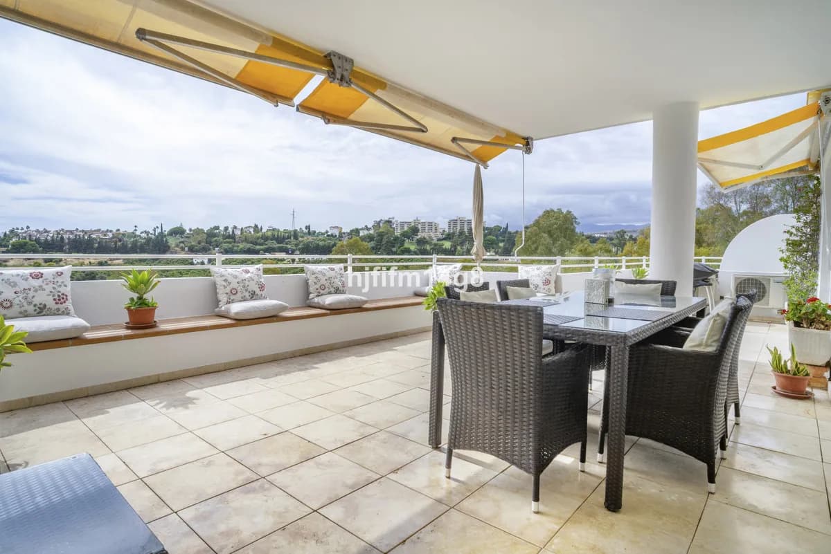 2 Bedroom Middle Floor Apartment for Sale in Guadalmina Alta, Málaga - Image 2