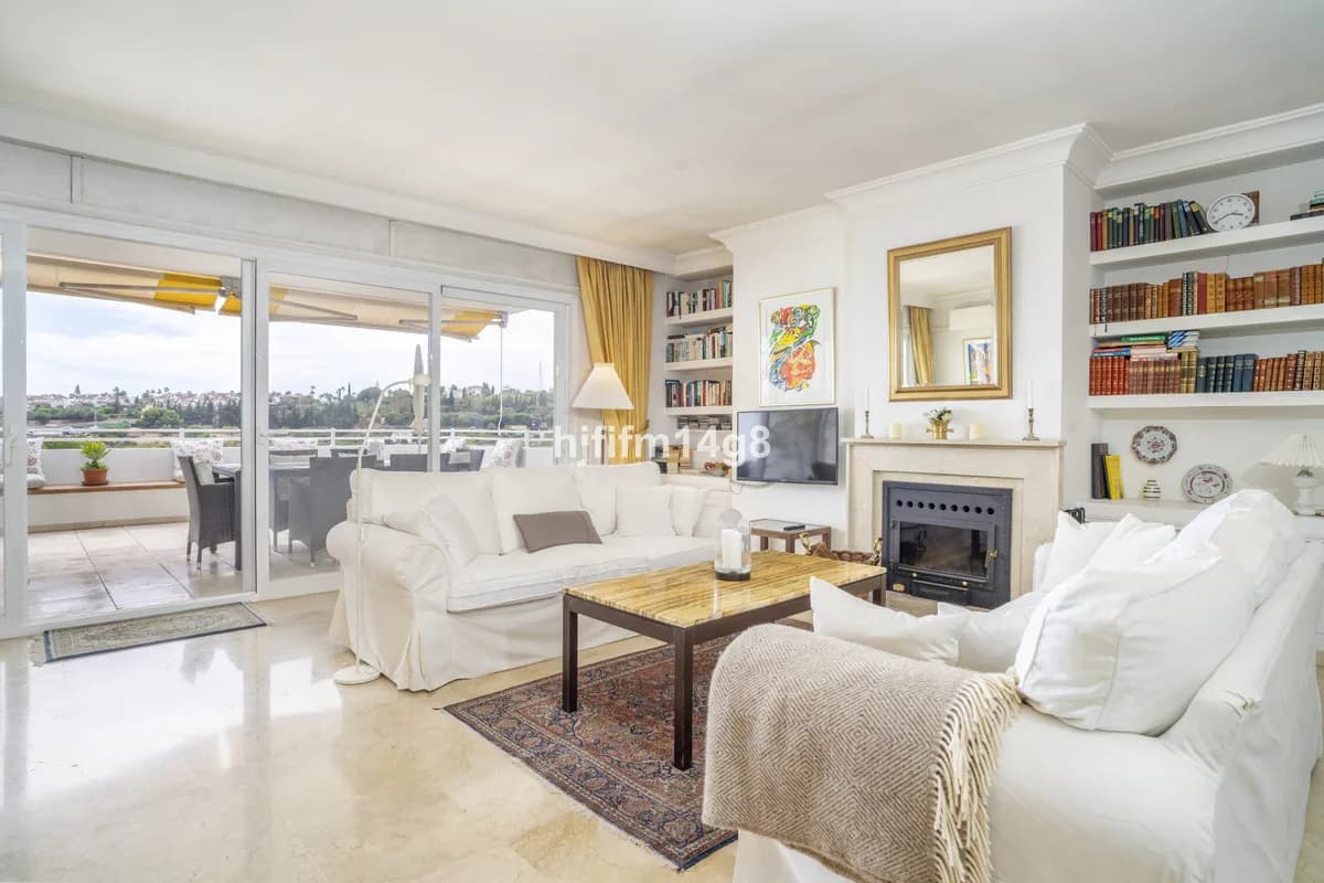 2 Bedroom Middle Floor Apartment for Sale in Guadalmina Alta, Málaga - Image 4