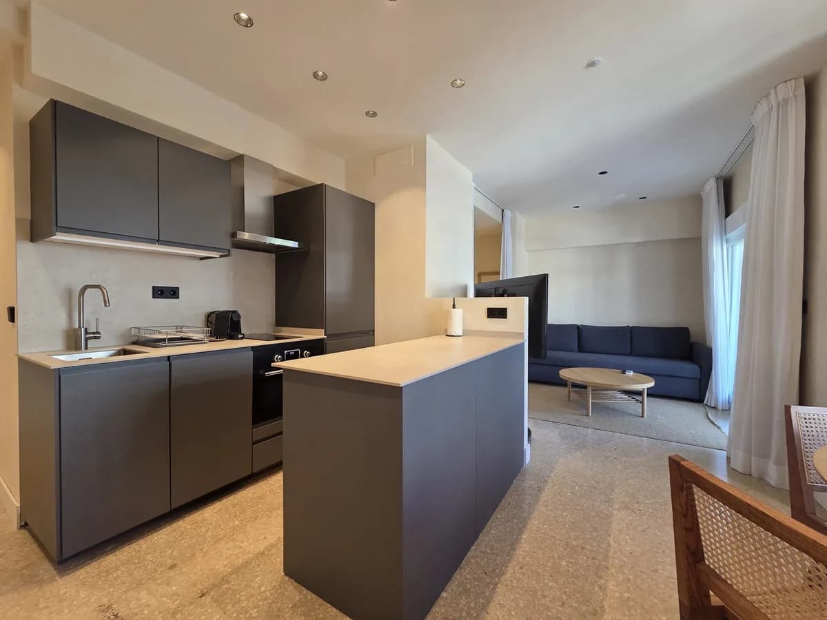 1 Bedroom Middle Floor Apartment for Sale in Marbella, Málaga - Image 2