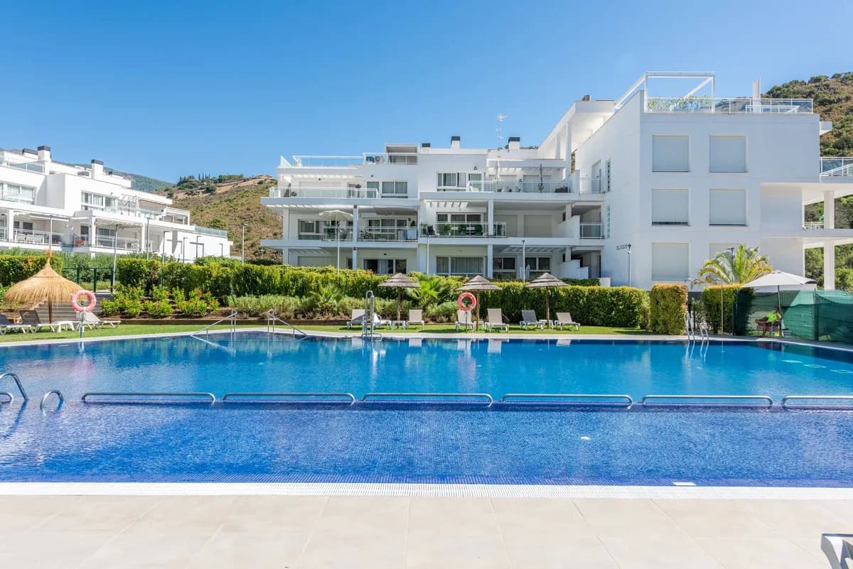 2 Bedroom Middle Floor Apartment for Sale in Benahavís, Málaga - Image 2